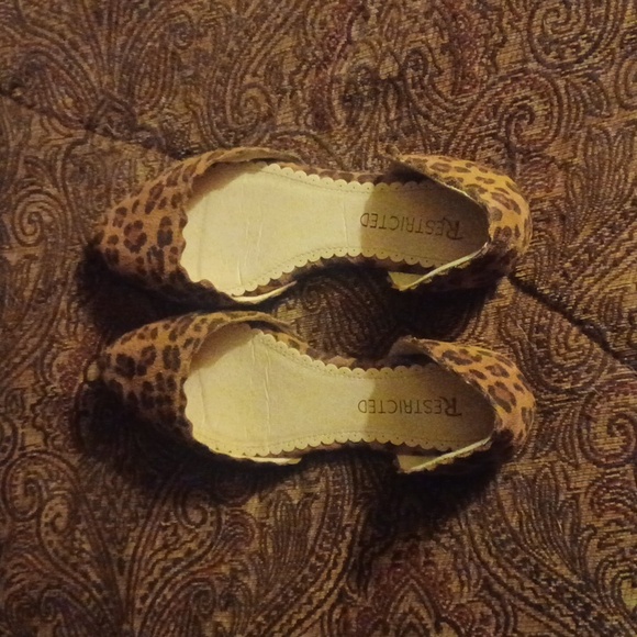 Restricted size 6 leopard cheetah print flats slip ons womens - Picture 4 of 4
